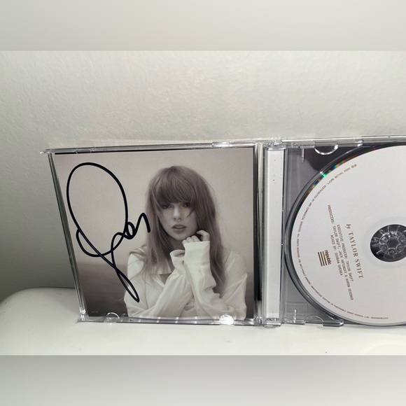 Taylor Swift Signed CD The Tortured Poets Department TTPD Autographed In Hand 🔥 - Picture 2 of 7